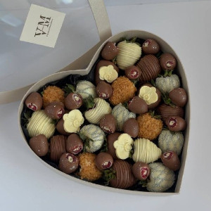 Beige Heart Chocolate Strawberries with delivery Novosibirsk