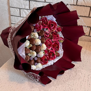 Клубника в шоколаде "Бордо" с зефирными розами с доставкой в Новосибирске