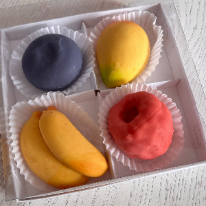 Пирожное "Ягодное ассорти" с четырьмя вкусами с доставкой в Новосибирске