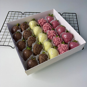 Клубника в шоколаде "Трио вкуса" с доставкой в Новосибирске