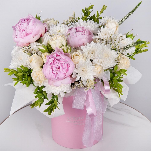 Peony pink - 3, Peony sprayrose - 3, Baltica White Spray Chrysanthemum - 3, Round flower box small , Oasis, Veronica spray, Pistachio, Limonium (1 pc.), Wrapping Paper