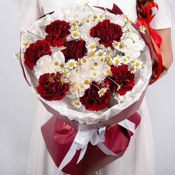 Хризантема кустовая Балтика белая - 1, Гвоздика красная - 15, Танацетум - 2, Современная упаковка
