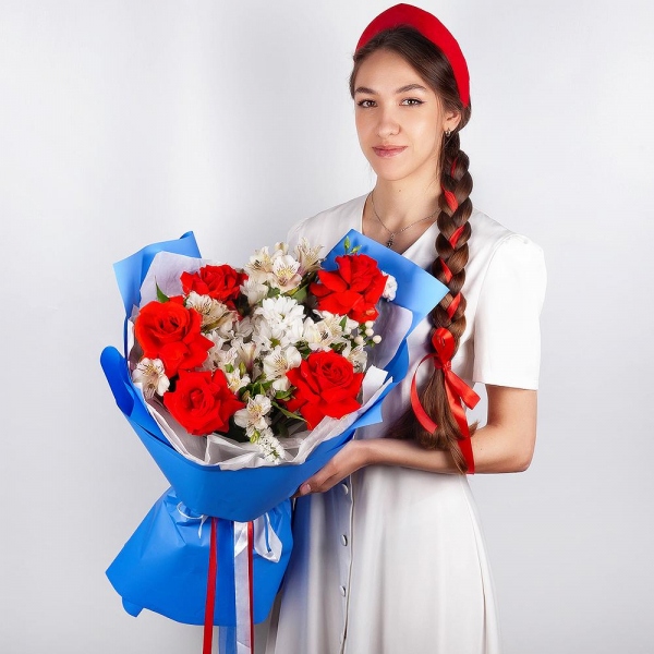 Red rose Nina 50 cm - 11, Bacardi White Spray Chrysanthemum - 3, Alstromeria white, soft pink - 11, White spray carnation - 2, Hypericum, White statice, Wrapping Paper