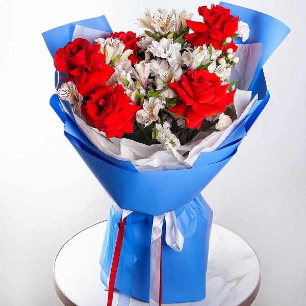 Red rose Nina 50 cm - 11, Bacardi White Spray Chrysanthemum - 3, Alstromeria white, soft pink - 11, White spray carnation - 2, Hypericum, White statice, Wrapping Paper