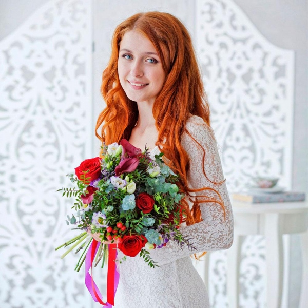 Red rose 50 cm - 7, Burgundy Calla Lily - 6, lisianthus - 3, Hypericum, Limonium (1 pc.), Pistachio, Eucalyptus baby blue (1 pc.), Ribbon