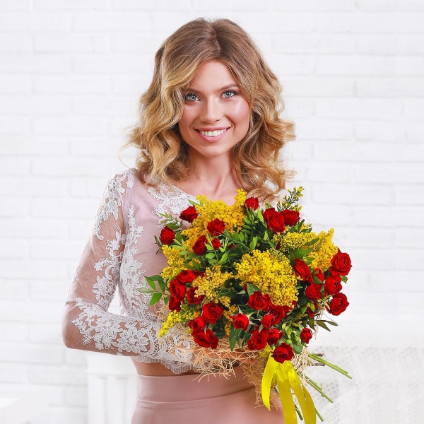 Spray rose: red 50 cm - 12, Solidago (1 pc.), Pistachio, Mesh (Abaka), Ribbon