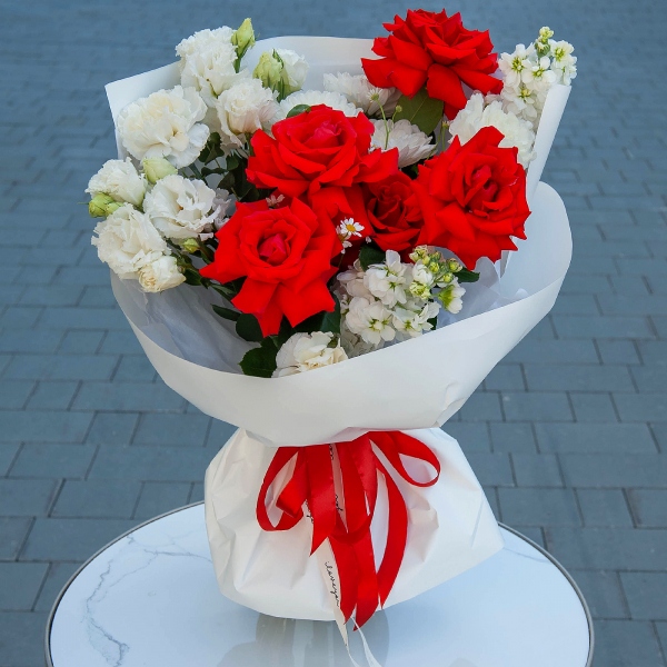 Red rose Nina 50 cm - 6, Chamomile - 1, White Matthiola - 2, lisianthus - 2, Carnation white, cream - 5, Baltica White Spray Chrysanthemum - 1, Wrapping Paper
