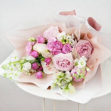 Роза пионовидная 'OHara' белая - 3, Лизиантус - 2, Маттиола - 3, Гвоздики - 3, Роза кустовая 50 см - 3, Роза белая 50 см - 2, Озотамнус, Современная упаковка, Лента