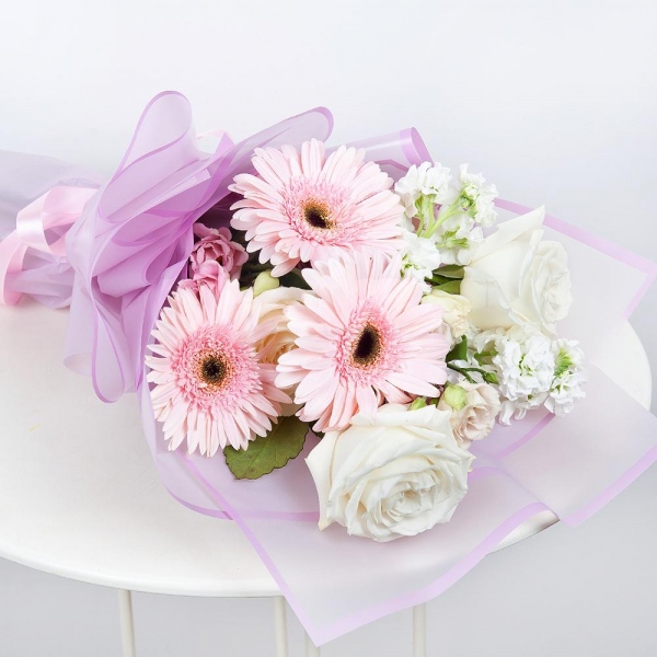Гербера розовая - 3, Роза белая 50 см - 4, Маттиола белая - 3, Лизиантус - 3, Современная упаковка
