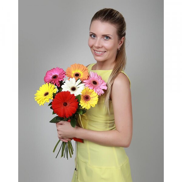 Гербера желтая - 3, Гербера белая - 2, Герберы - 2, Гербера красная - 2, Гербера розовая - 1, Гербера фиолетовая, фуксия - 1, Лента, Аспидистра