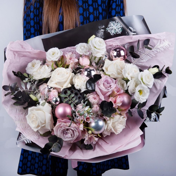 Pink rose 50 cm - 3, Peony sprayrose - 3, Alstromeria white, soft pink - 4, Carnation white, cream - 5, lisianthus - 3, White rose 50 cm - 5, Pistachio, Eucalyptus Cinerea, Dried flowers decor, Christmas decor (set), Wrapping Paper