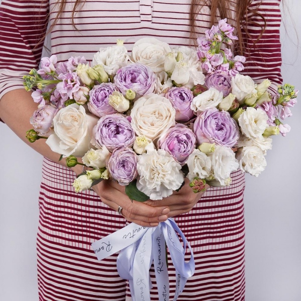 White rose 50 cm Ecuador - 5, Spray peony rose Lavander, 50 cm - 2, Pink Matthiola - 3, Carnation white, cream - 4, lisianthus - 3, Ribbon
