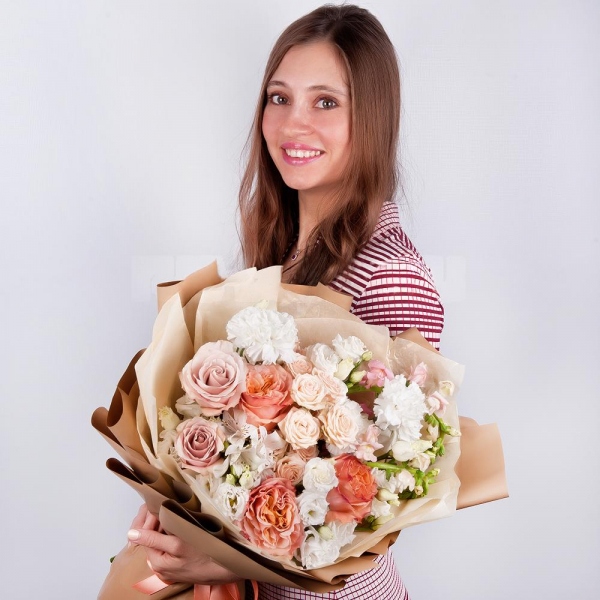 Роза Эквадор пудровая, кремовая 50 см - 3, Роза пионовидная Кахала 50 см - 4, Роза кустовая белая, кремовая, нежно-розовая 50 см - 3, Гвоздика белая, кремовая - 4, Альстромерия белая, нежно-розовая - 3, Лизиантус - 4, Орнитогалум, Современная упаковка