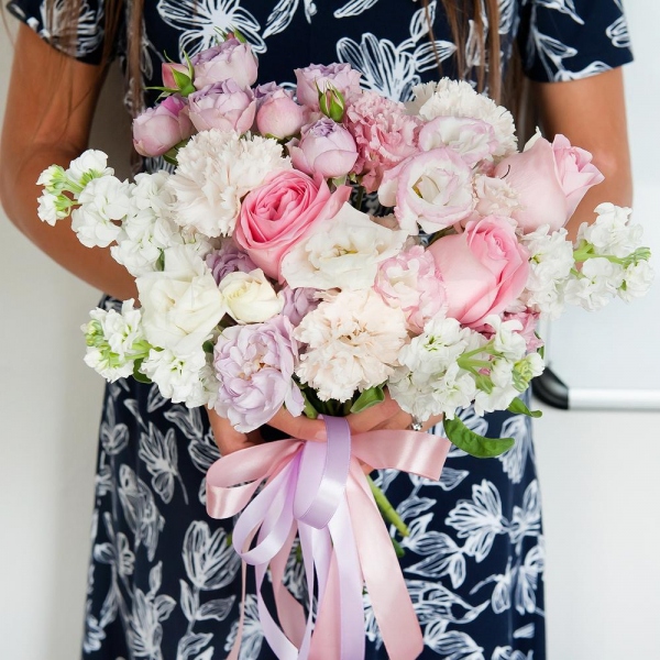 Pink rose 50 cm - 5, Carnation white, cream - 5, Spray peony rose Lavander, 50 cm - 2, White Matthiola - 4, lisianthus - 1, Pink Lisianthus (Eustoma) - 2, Ribbon