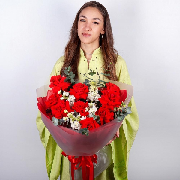 Роза Нина красная 50 см - 13, Маттиола белая - 5, Эвкалипт цинерия, Современная упаковка