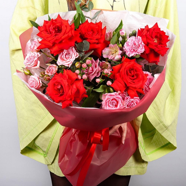 Роза Нина красная 50 см - 7, Роза кустовая розовая, ярко-розовая 50 см - 2, Гвоздика кустовая розовая - 1, Альстромерия белая, нежно-розовая - 6, Гиперикум, Эвкалипт, Современная упаковка