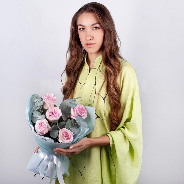 Роза пионовидная 'OHara' белая - 9, Эвкалипт, Современная упаковка