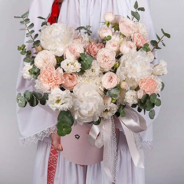 Peony white - 3, Peony sprayrose - 3, Carnation white, cream - 5, Baltica White Spray Chrysanthemum - 2, lisianthus - 3, Round flower box small , Oasis, Eucalyptus, Ribbon