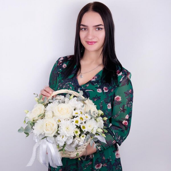 White rose 50 cm - 5, Santini White Spray Chrysanthemum - 2, lisianthus - 2, Baltica White Spray Chrysanthemum - 1, Small Basket, Oasis, Eucalyptus Cinerea, Ribbon