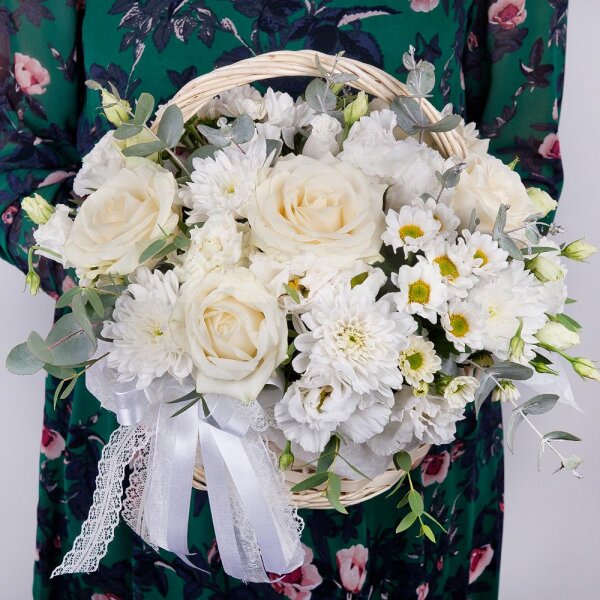 White rose 50 cm - 5, Santini White Spray Chrysanthemum - 2, lisianthus - 2, Baltica White Spray Chrysanthemum - 1, Small Basket, Oasis, Eucalyptus Cinerea, Ribbon