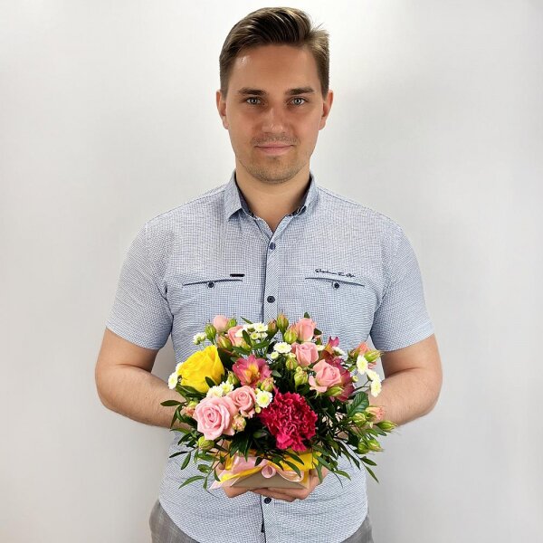 Гвоздика розовая - 2, Роза желтая 50 см - 1, Альстромерия красная, ярко-розовая - 2, Роза кустовая розовая, ярко-розовая 50 см - 1, Хризантема кустовая Сталион - 1, Оазис, Современная упаковка, Фисташка